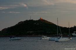 Abendliche Ruhe in der Bucht von Agay, letzte Sonnenstrahlen erhellen die Sémaphore du Dramont, einem militärischen Seeüberwachungsposten an der höchsten Stelle des Cap Dramont