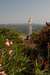 Marienfigur mit Kind gesäumt von blühendem Oleander im Garten des Gemeindehauses, der Villa Saint Pierre
