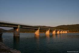 Brücke über den Lac de Saint-Cassien
