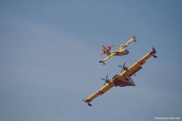 Zwei Löschflugzeuge im Anflug auf das Mittelmeer