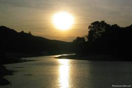 Der Fluss Gardon kurz vor Sonnenuntergang nahe der Pont du Gard